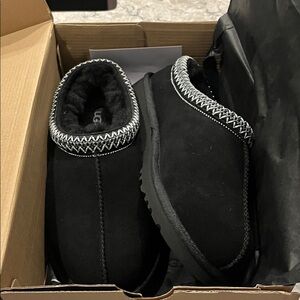 Men’s size 8 UGG Black Tasman II
NWT